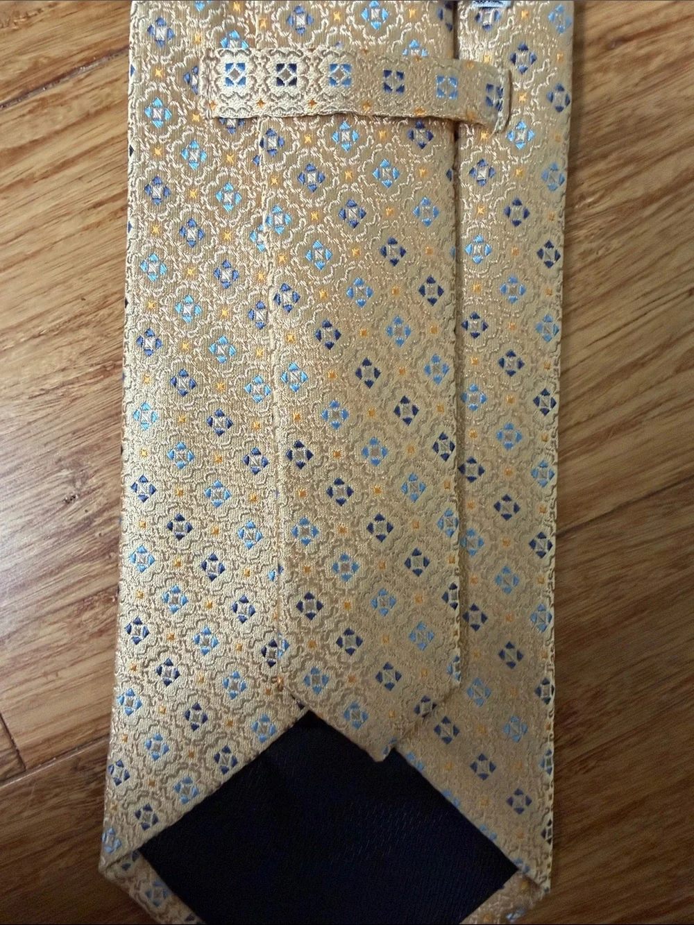 (11t) Joseph & Feiss International 100% Silk Gold Blue Geometric Medallion tie